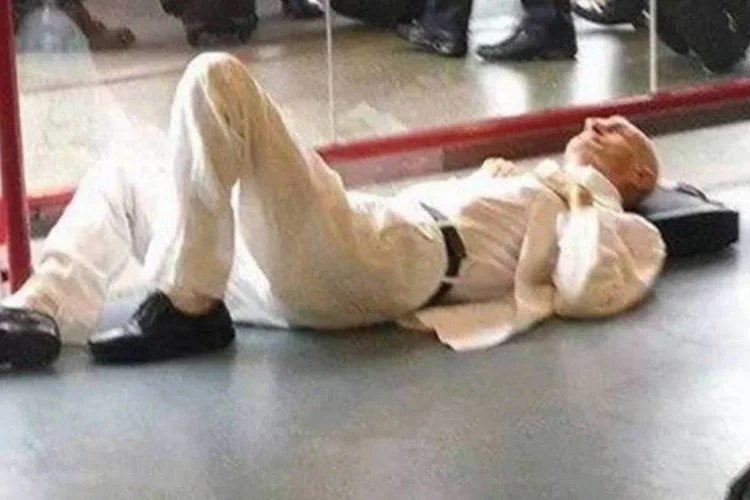 Escritor Ariano Suassuna, de 86 anos, deitado no aeroporto internacional de Brasília (Reprodução/Facebook)