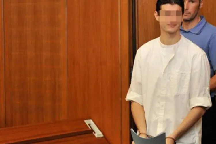 Arid Uka chega ao tribunal durante seu julgamento em 2011; o rosto foi desfigurado na foto a pedido da justiça alemã
 (Boris Roessler/AFP)