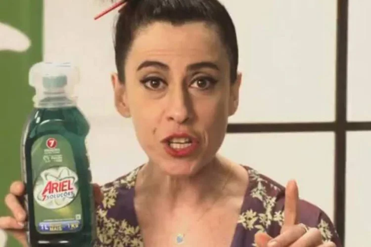 A artista, embaixadora da marca, aborda de modo engraçado assuntos cotidianos que envolvem a prática de lavar roupas (Reprodução)