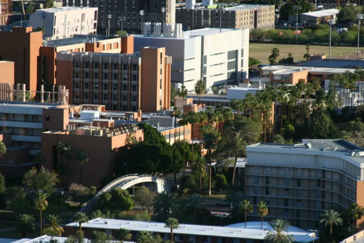 
	W.P. Carey School of Business: as escolas de neg&oacute;cios t&ecirc;m promovido uma verdadeira corrida pelo recrutamento dos melhores estudantes
 (Wikimedia Commons/NickSchweitzer)