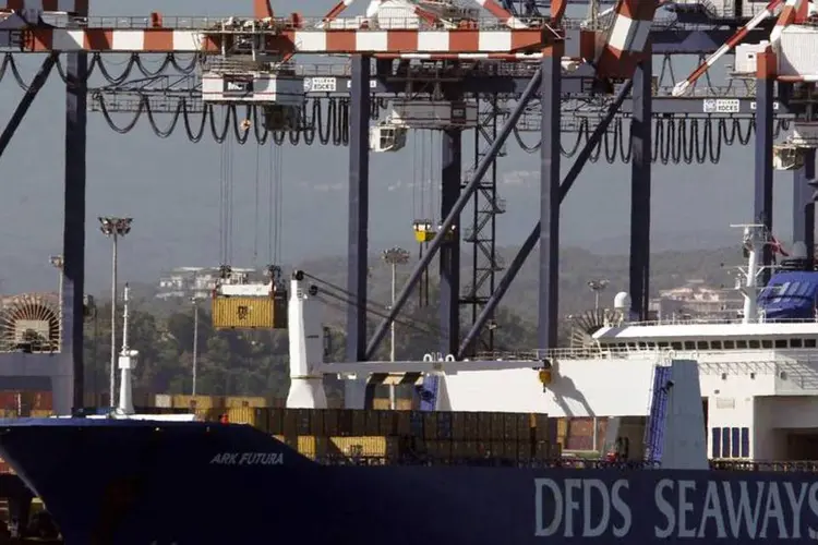 Navio transporta químicos sírios no sul da Itália: processo poderá levar de 60 a 90 dias, dependendo das condições climáticas (Ciro De Luca/Reuters)