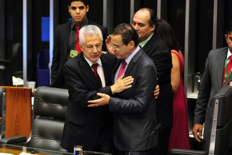 Após ser eleito o novo 1º vice-presidente da Câmara, Arlindo Chinaglia (PT-SP) é cumprimentado pelo presidente da Casa, Henrique Eduardo Alves (PMDB-RN) (Gustavo Lima/Câmara dos Deputados)