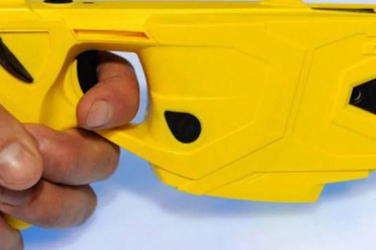 
	Taser: &quot;Se esse equipamento for usado de maneira incorreta ou de maneira m&aacute; intencionada, pode matar uma pessoa&quot;, ressaltou o comandante do Choque
 (Ethan Miller/Getty Images/AFP)