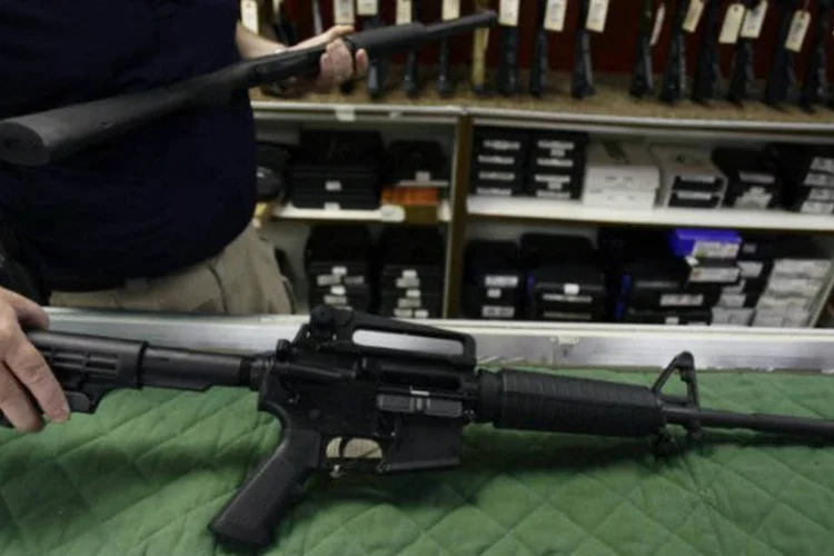 
	Fuzil Bush Master AR15 &eacute; vendido em loja de Aurora, Colorado, nos Estados Unidos
 (AFP / Joshua Lott)