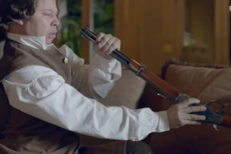 Campanha para uso responsável de armas: filme The Bill of Rights for Dumbasses – algo como Constituição para Idiotas – leva o público de volta a 1787, quando os “pais da nação” elaboraram o texto (Reprodução/YouTube)
