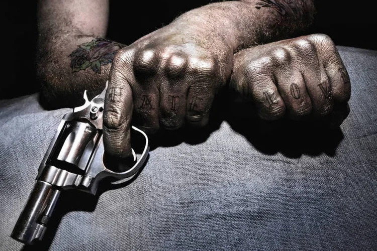 homem segurando arma (Thinkstock)