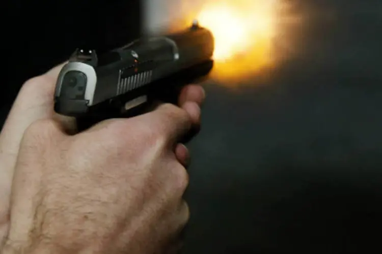 Armas: revólver sendo disparado (George Frey/Bloomberg)