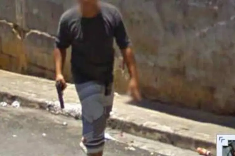 Homem armado flagrado pelo Google Street View na rua Giulio Eremita, em São Paulo (Reprodução)