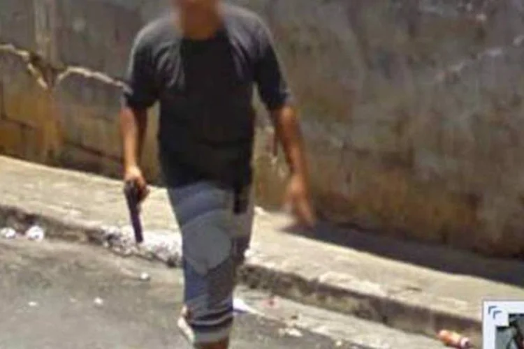 Homem armado flagrado pelo Google Street View na rua Giulio Eremita, em São Paulo (Reprodução)