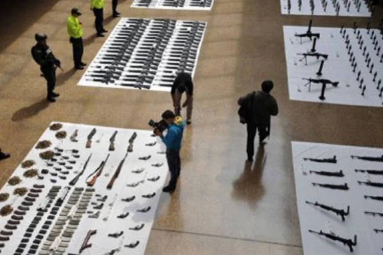 
	Armas destinadas &agrave;s Farc: ap&oacute;s a abertura das conversas em Oslo, os negociadores se reunir&atilde;o em Havana para dar andamento ao processo de paz
 (©AFP / Guillermo Legaria)