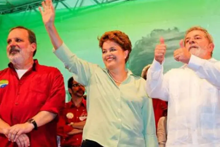 No palanque montado em Recife, Dilma e Lula pedem votos para o candidato ao Senado Armando Monteiro Neto (.)
