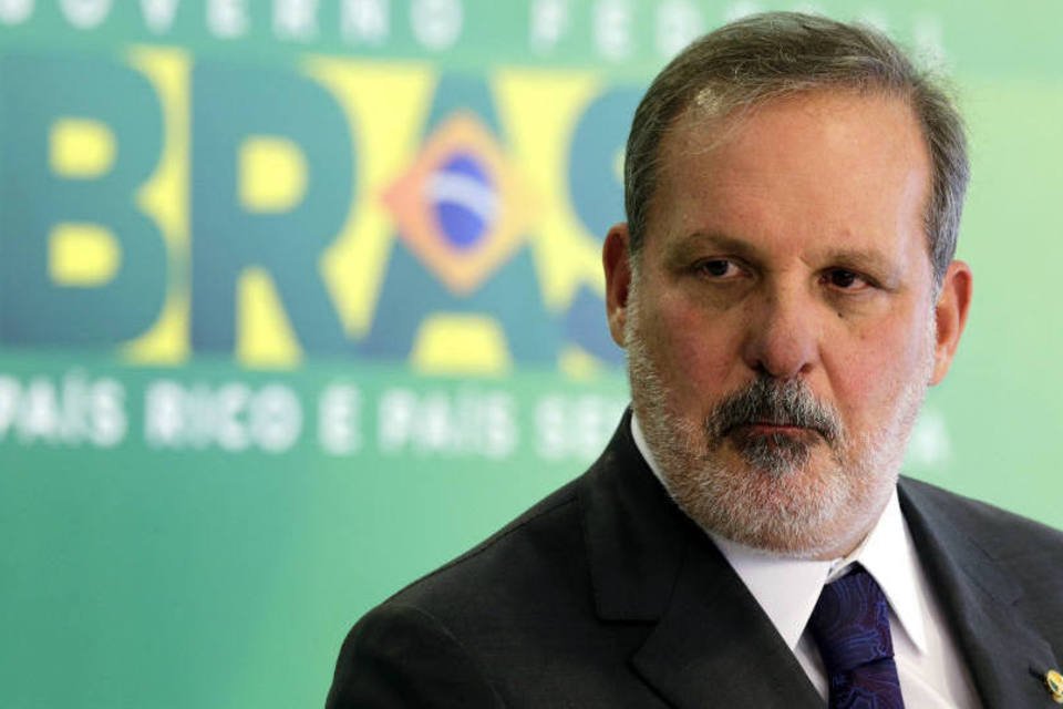 Não há requisitos legais para afastar Dilma, diz Monteiro