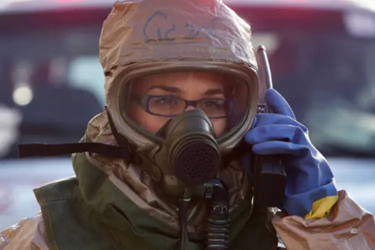 Especialista em resgate usa roupa especial durante simulação de ataque químico em Israel (David Silverman/Getty Images)