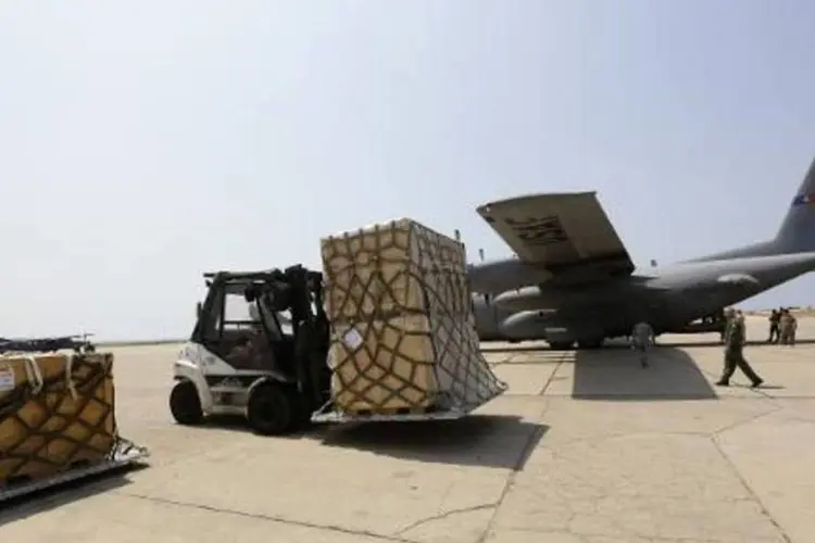 Carregamento de armas entregue por avião dos EUA em base militar libanesa (Anwar Amro/AFP)