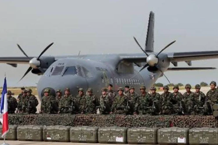 Soldados llibaness em cerimônia de entrega de armas francesas: entrega de 48 mísseis antitanques Milan foi feita na base aérea de Beirute (Joseph Eid/AFP)