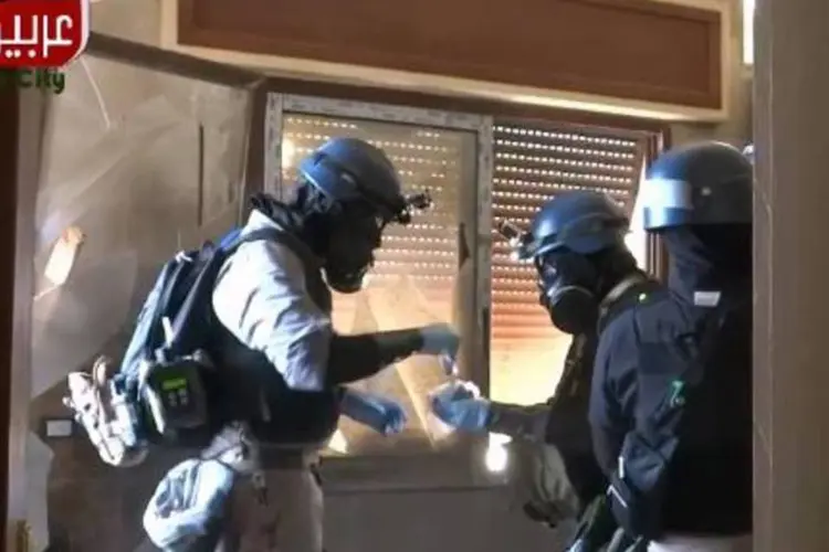Especialistas em armas químicas da ONU recolhem amostras no local de um ataque na Síria: Síria entregou 86% de suas armas químicas (AFP)
