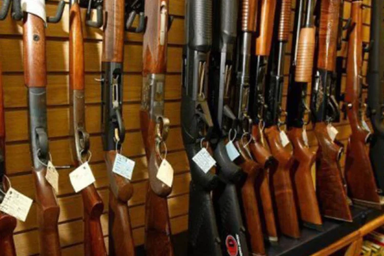 Estante com armas: também houve um aumento no número de pessoas que procuram formação para obter o porte de armas (©AFP/Getty Images/File / Ethan Miller)
