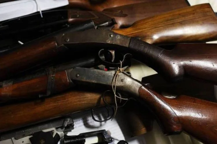 
	Armas:&nbsp;O texto &eacute; direcionado aos legisladores dos estados para que proponham modifica&ccedil;&otilde;es na legisla&ccedil;&atilde;o em vigor com o objetivo de permitir a presen&ccedil;a de agentes armados nas escolas.
 (Getty Images)