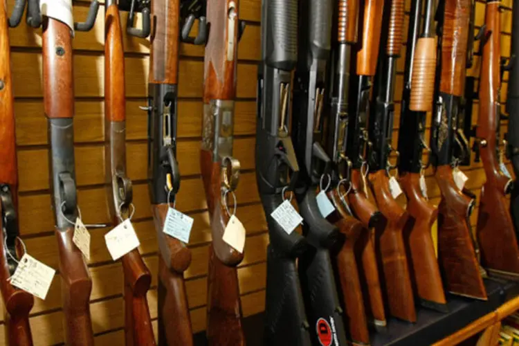 
	Rifles a venda na loja de armas The Gun Store nos Estados Unidos: controle da venda de armas se tornou uma prioridade para o presidente Obama
 (Ethan Miller/Getty Images)