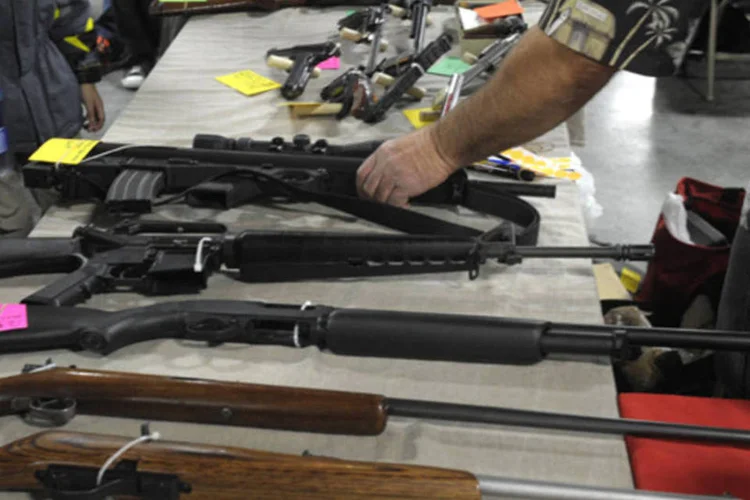 
	Armas: Negociante vende armas em feira em Kansas City
 (Reuters/ Dave Kaup)