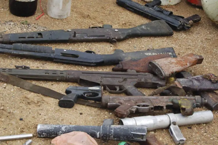 Armas confiscadas do grupo Boku Haram: o grupo luta para instaurar a lei islâmica ("sharia") no norte da Nigéria, de maioria muçulmana (REUTERS)
