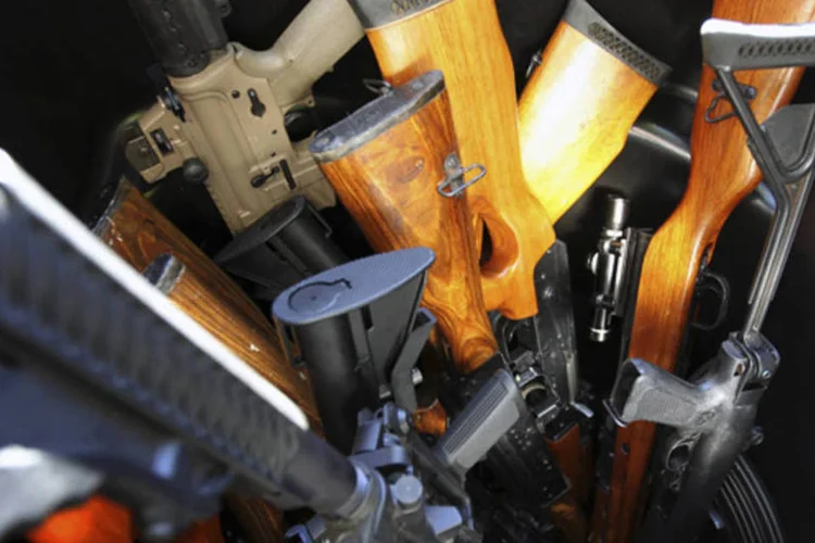 Armas entregues à polícia de Los Angeles: massacre de Newtown reacendeu um debate nacional sobre segurança armada (David McNew/Reuters)