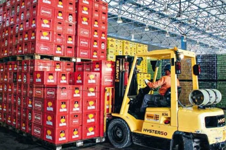 
	Armaz&eacute;m da Ambev: de acordo com a Moody&#39;s, a medida conclui a revis&atilde;o para poss&iacute;vel rebaixamento iniciada em dezembro do ano passado
 (Germano Lüders/EXAME)