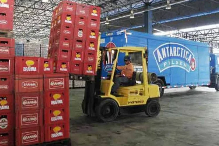 
	Ambev: a expectativa &eacute; de que 2013 seja de festividade ampliada, por causa dos eventos esportivos e oportunidades de marketing para o com&eacute;rcio de cerveja.
 (EXAME)