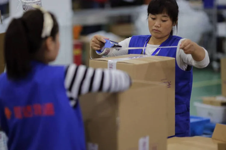 Trabalhadores em um armazém do Alibaba na periferia de Hangzhou, província de Zhejiang (Carlos Barria/Reuters)