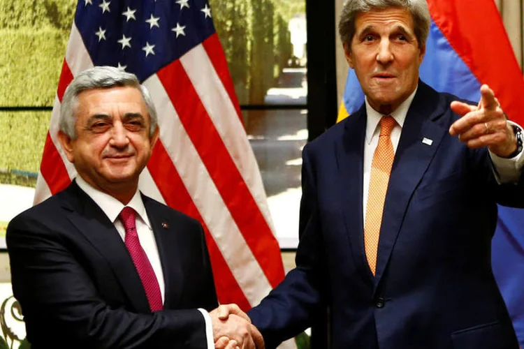 
	Serzh Sargsyan e John Kerry: &quot;Aliyev garantiu que seu pa&iacute;s e ele, pessoalmente, n&atilde;o se prop&otilde;e a resolver os problemas com a&ccedil;&otilde;es militares&quot;
 (Leonhard Foeger / Reuters)