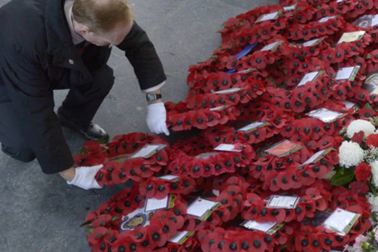 Na Bélgica, um homem coloca uma coroa de papoulas durante cerimônia do Dia do Armistício, que marca o 94º aniversário do fim da Primeira Guerra Mundial  (REUTERS/Eric Vidal)