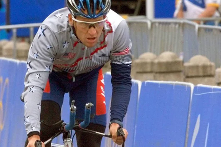 
	Lance Armstrong treina em 25 de setembro de 2000 em Sydney para os Jogos Ol&iacute;mpicos: COI teve que esperar que a UCI notificasse oficialmente as san&ccedil;&otilde;es
 (AFP/ Patrick Kovarik)