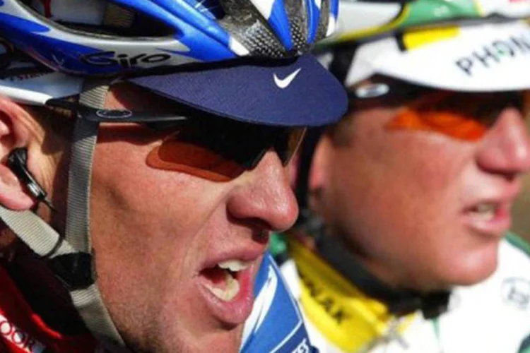 
	Os ex-ciclistas Armstrong e Tyler durante corrida em 2004: Armstrong foi expulso do ciclismo profissional no fim de agosto pela Ag&ecirc;ncia Americana Antidoping
 (Franck Fife/AFP)