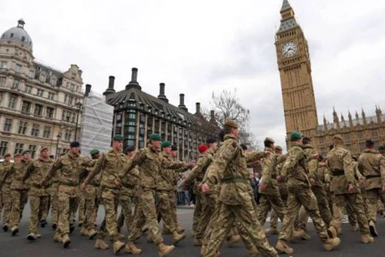 
	Soldados do Reino Unido: o governo brit&acirc;nico prepara um projeto de lei que dar&aacute; mais poderes aos Servi&ccedil;os de Informa&ccedil;&otilde;es para a vigil&acirc;ncia das comunica&ccedil;&otilde;es eletr&ocirc;nicas
 (Oli Scarff/Getty Images)