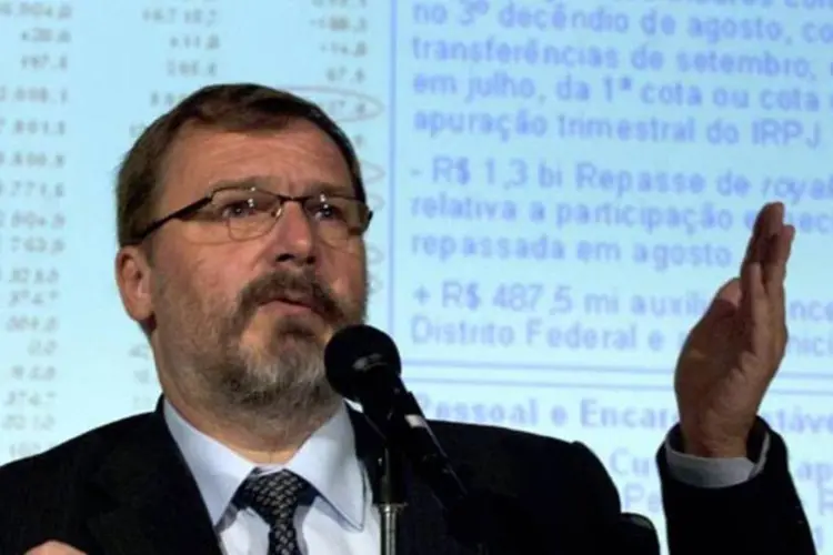 O secretário Arno Augustin: Tesouro emitiu R$ 1 bi em papéis no exterior, em outubro (Marcello Casal Jr./AGÊNCIA BRASIL)