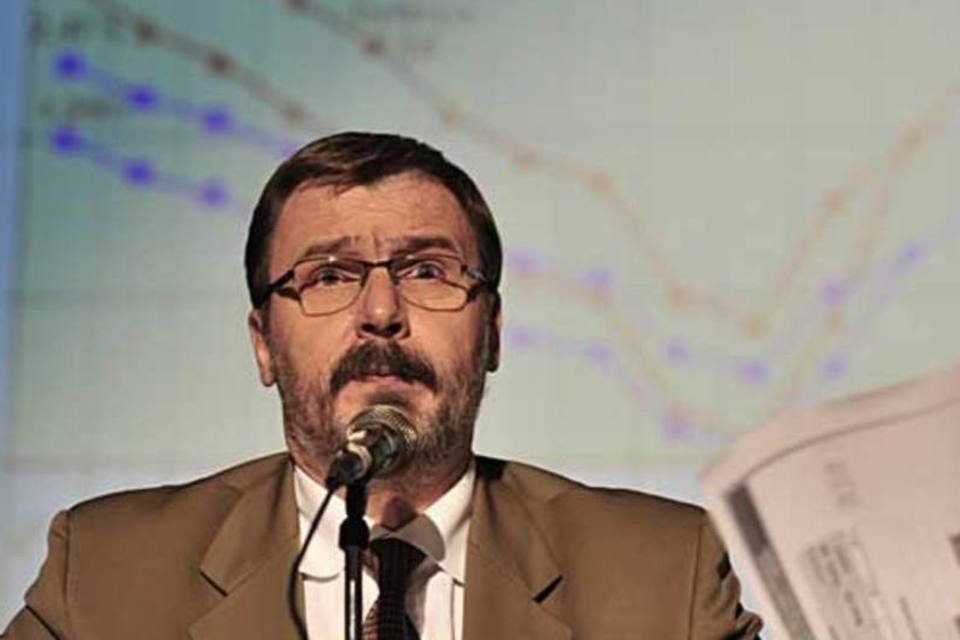 Arno Augustin nega crítica a Joaquim Levy