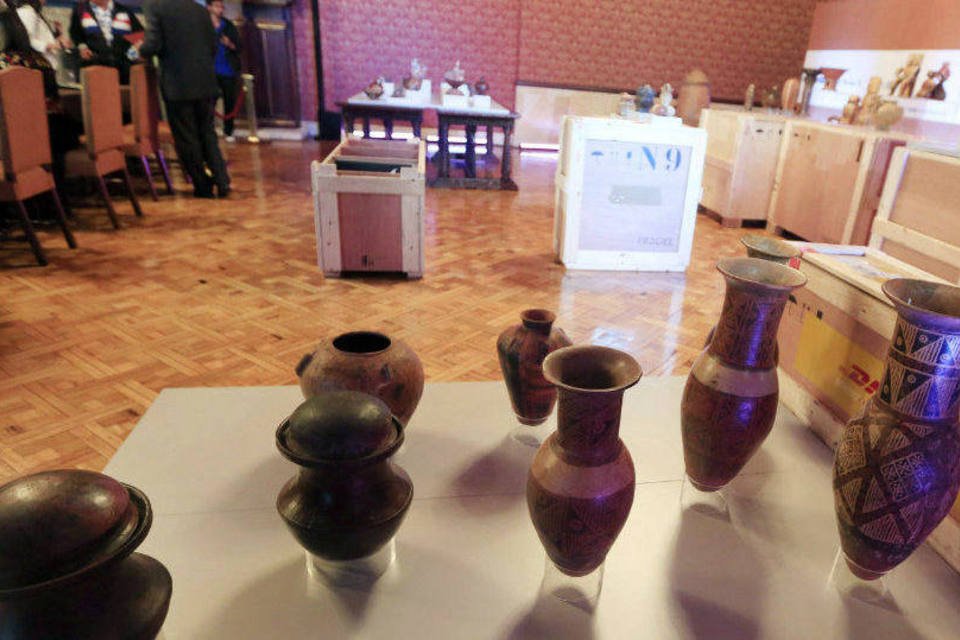 Louças, cerâmicas, vidros, solas de sapato e outros materiais estão entre os mais de 300 artefatos (Jose Miguel Gomez/Reuters/Reprodução)