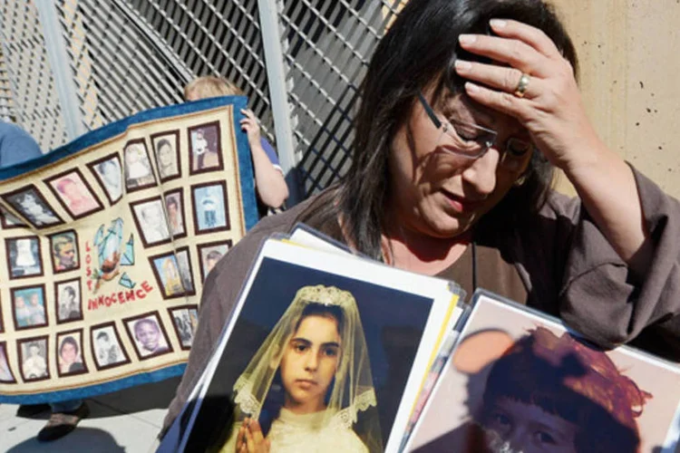 Manifestação de pessoas suportamente abusadas pelo sacerdote mexicano Nicolás Aguilar Rivera, em frente a Arquidiocese Católica de Los Angeles (Kevork Djansezian/Getty Images)