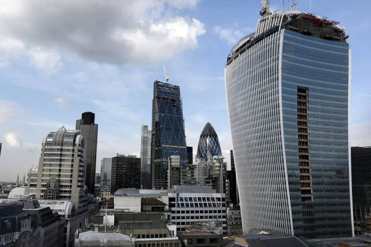 
	Arranha-c&eacute;u conhecido como Walkie-talkie, em Londres: seu reflexo chegou a derreter partes de carros estacionados nos arredores durante as obras de constru&ccedil;&atilde;o
 (Reuters / Stefan Wermuth)