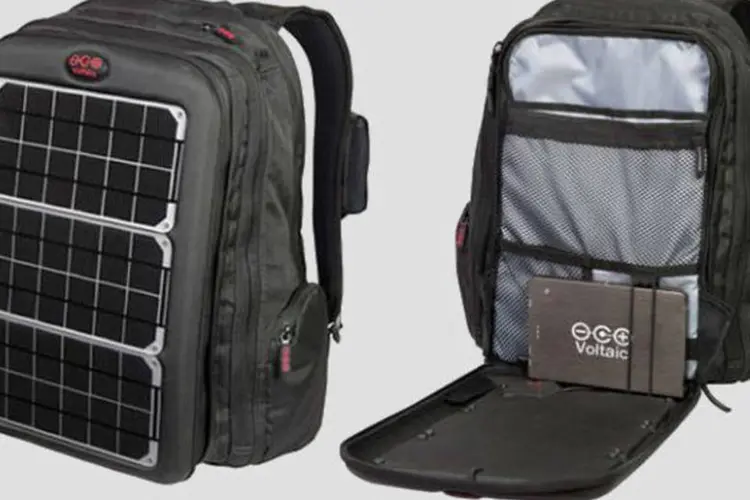 Colocando a mochila ao sol por uma hora, ela produz e armazena energia suficiente para carregar um laptop por em média 30 minutos (Divulgação)