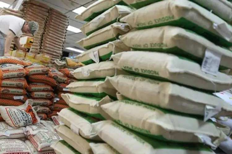 Sacos de arroz: grão foi um dos alimentos que mais caiu  (Mario Tama/Getty Images)