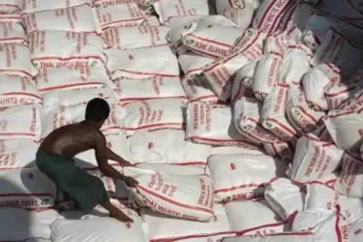 
	Trabalhador leva sacas de arroz em Bangcoc: a alta anulou grande parte da queda sofrida devido a uma venda generalizada desses pap&eacute;is no come&ccedil;o do ano
 (AFP/Arquivos)