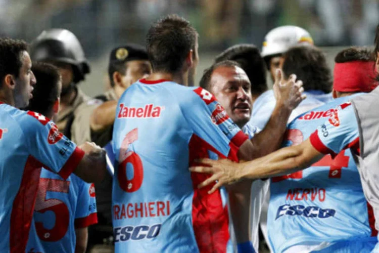 Jogadores do Arsenal entram em confronto com policiais depois de serem derrotados pelo Atlético Mineiro em partida da Libertadores (REUTERS / Washington Alves)