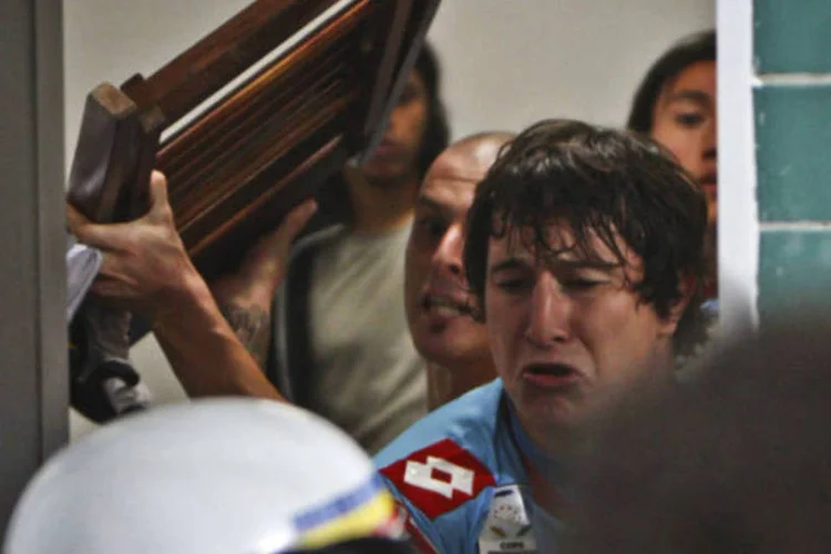 Nicolas Diego Aguirre, do Arsenal, e outros jogadores entram em confronto com policiais no vestiário depois da derrota contra o Atlético Mineiro em partida da Libertadores (REUTERS / Bruno Cantini)