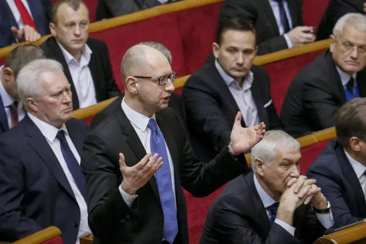 Premiê ucraniano Arseny Yatseniuk fala durante sessão do Parlamento em Kiev (Gleb Garanich/Reuters)