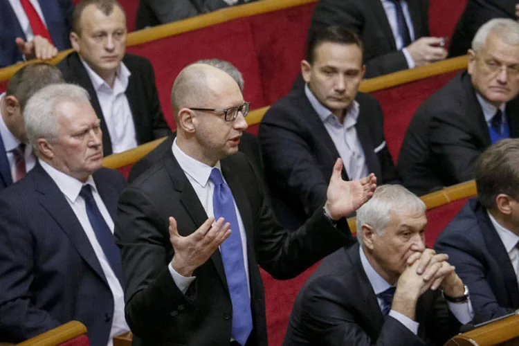 Premiê ucraniano Arseny Yatseniuk fala durante sessão do Parlamento em Kiev (Gleb Garanich/Reuters)