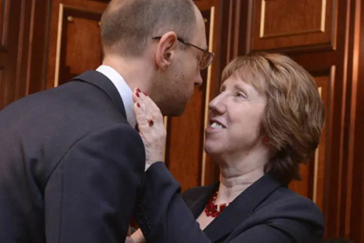 Arseny Yatsenyuk, líder da oposição ucraniana, cumprimenta a chefe de política externa da União Europeia, Catherine Ashton, após encontro em Kiev (Andrew Kravchenko/Reuters)