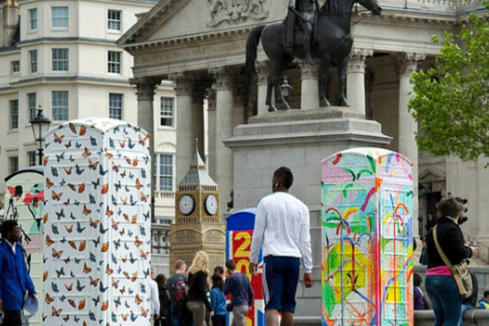 Cabines telefônicas de Londres viram obras de arte