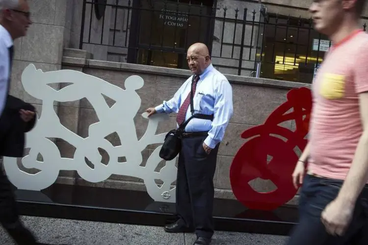 Gilberto Aceves Navarro posa com suas esculturas de bicicletas em Nova York (Lucas Jackson/Reuters)
