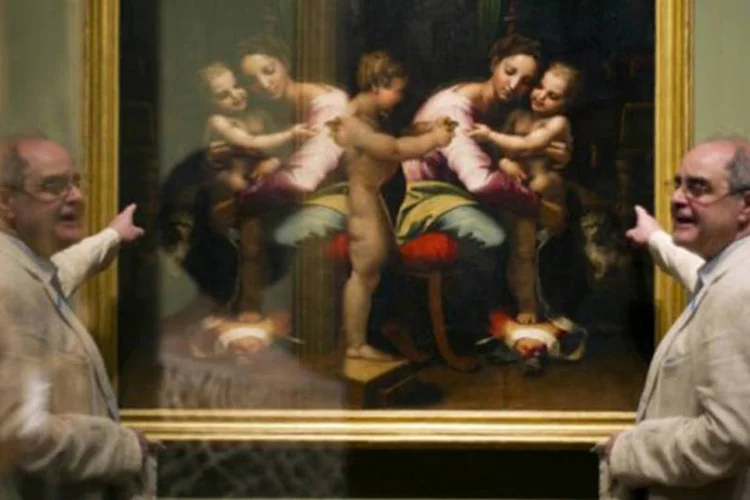 Um homem observa a obra "A Virgem e a criança com São João", de Rafael, no Museu do Prado: a exposição permitiu reunir 44 pinturas e 28 desenhos do artista (Dominique Faget/AFP)